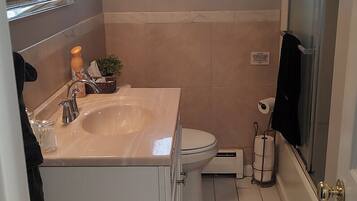 Serviettes fournies, savon, shampoing, papier toilette