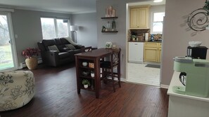 Interior - 11 min from BUF Airport, 19 min from Bills Stadium, 35 min from Niagara Falls! (Buffalo)