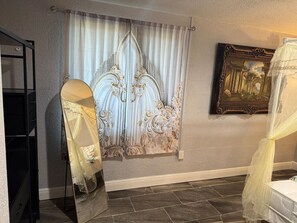 1 bedroom, desk, iron/ironing board, free WiFi - Little Italy Welcome to Rome (Jacksonville)