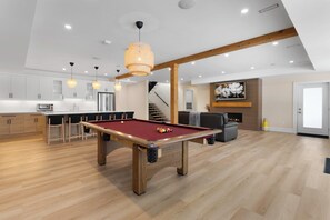 Games room - Luxurious Muskoka Retreat w/ hot tub, sauna on a private 24 acre lot. (Huntsville)