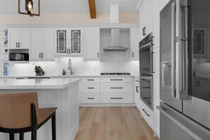 Fridge, microwave, oven, stovetop - Luxurious Muskoka Retreat w/ hot tub, sauna on a private 24 acre lot. (Huntsville)