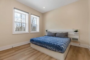 7 bedrooms, desk, WiFi, bed sheets