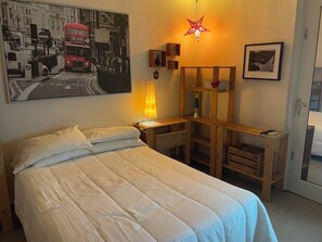 3 bedrooms, desk, WiFi, bed sheets