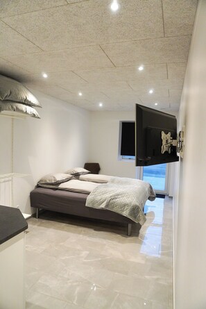 2 bedrooms, travel crib, free WiFi, bed sheets