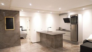 Una cucina moderna con isola centrale, elettrodomestici in acciaio inossidabile e un design minimalista.