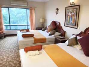 Suite familiar, balcón, vista a la montaña | Vista al jardín