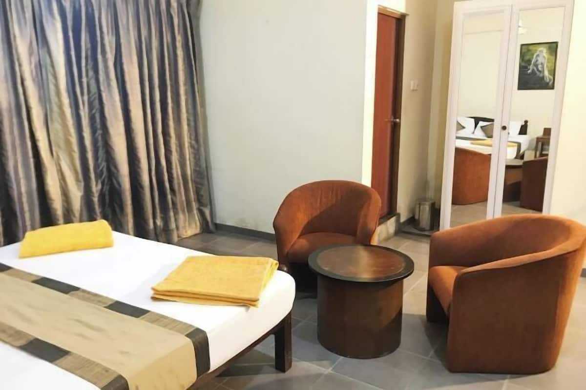 1 habitación, escritorio y espacio para trabajar con laptop