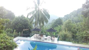 حمّام سباحة خارجي، مظلات على حمّام السباحة، مقاعد للتشمس