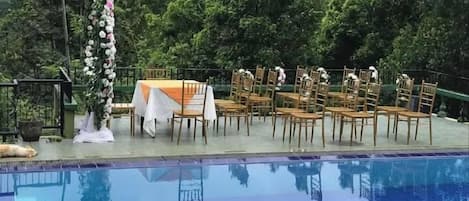 Una piscina al aire libre, sombrillas, tumbonas