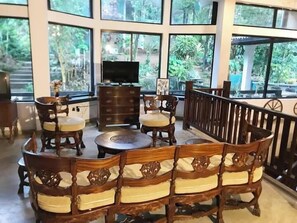 Área de estar no saguão
