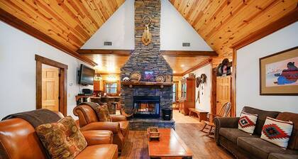 Wisdom Creek Cabin a charming one story, 3 bedroom cabin, sleeps 8 people, 2 bathrooms.