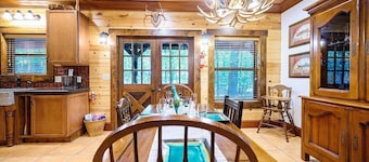 Wisdom Creek Cabin. 3 Bdrms, 3 KINGS, 2 Bathrooms. Outdoor HOT TUB