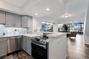 Frigorifero, microonde, forno, piano cottura