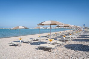 Bãi biển riêng, cát đen, quán bar trên bãi biển 