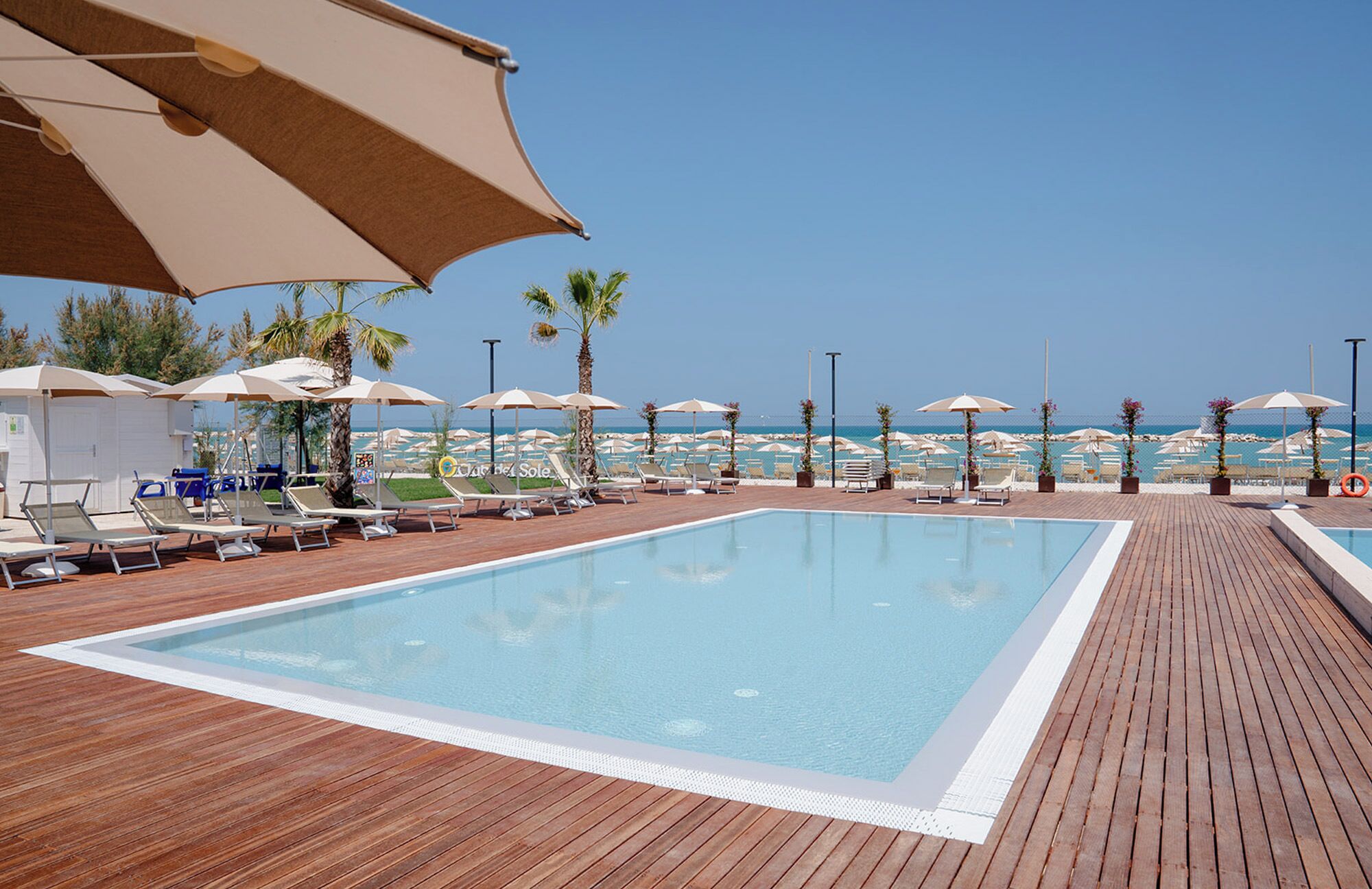 Kolam renang terbuka bermusim, payung kolam, kerusi lepak pantai 