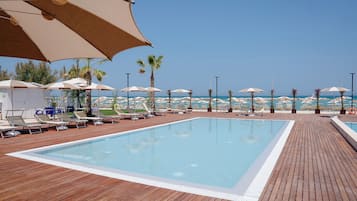 Kolam renang terbuka bermusim, payung kolam, kerusi lepak pantai