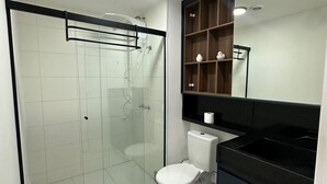 Business Apartment | Bathroom | Shower, towels, soap, shampoo - TrevizZo Borba Gato (São Paulo)