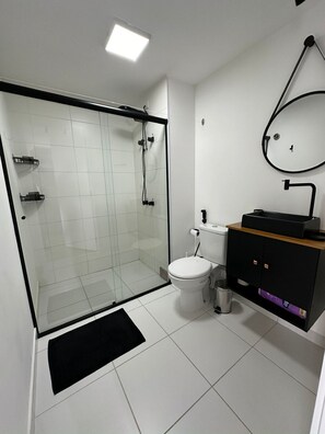 Apartamento | Baño | Ducha, toallas, jabón y champú