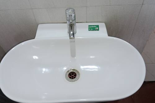 Chambre simple supérieure | Salle de bain | Douche, serviettes fournies, savon, papier de toilette