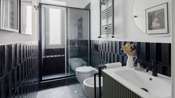 Doccia, asciugacapelli, bidet, asciugamani