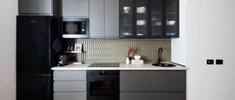 雪櫃、微波爐、焗爐、爐具