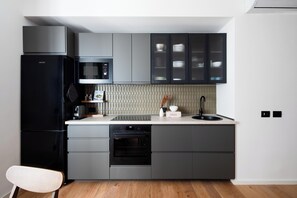 Réfrigérateur, micro-ondes, four, plaque de cuisson