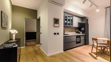 KĂŒhlschrank, Mikrowelle, Ofen, Herdplatte