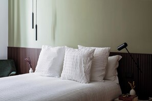 1 quarto, escrivaninha, ferros/tábuas de passar roupa, berço de viagem