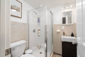 Dusj, hårføner, håndklær og såpe