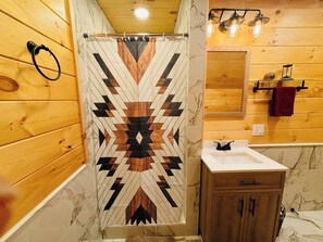 Douche, serviettes fournies, savon, papier toilette