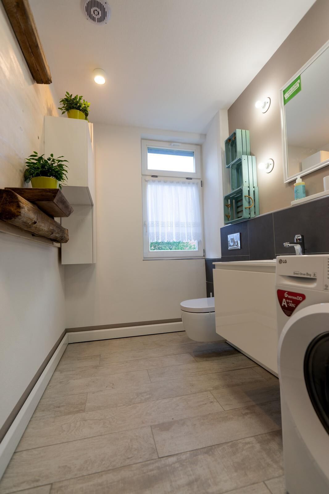 Haartrockner, Handtücher, Seife, Toilettenpapier