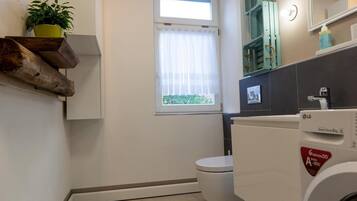 Haartrockner, Handtücher, Seife, Toilettenpapier