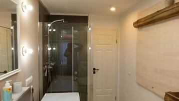 Haartrockner, Handtücher, Seife, Toilettenpapier