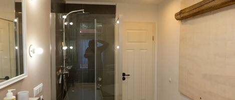 Haartrockner, Handtücher, Seife, Toilettenpapier