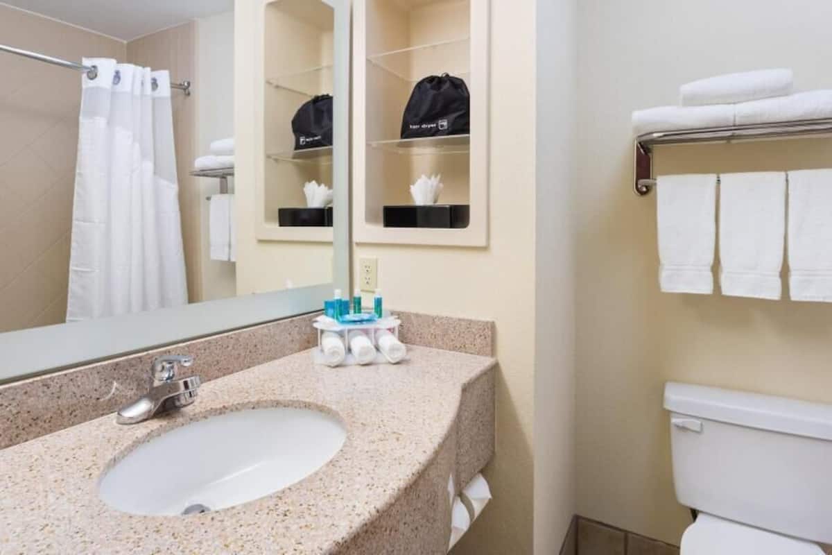 Combined shower/bathtub, hair dryer, towels, soap