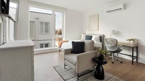 Escritorio, tabla de planchar con plancha, wifi y ropa de cama