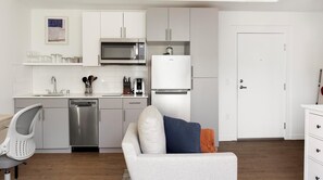 Frigorifero, tavolo da pranzo