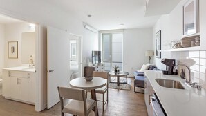 Ein modernes Apartment mit Küche, Essbereich und Wohnzimmer.