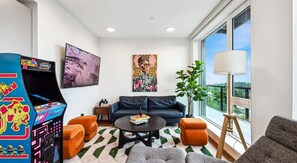 Smart TV - Landing | Stylish 1BD, Courtyard, Rooftop Lounge (Seattle)