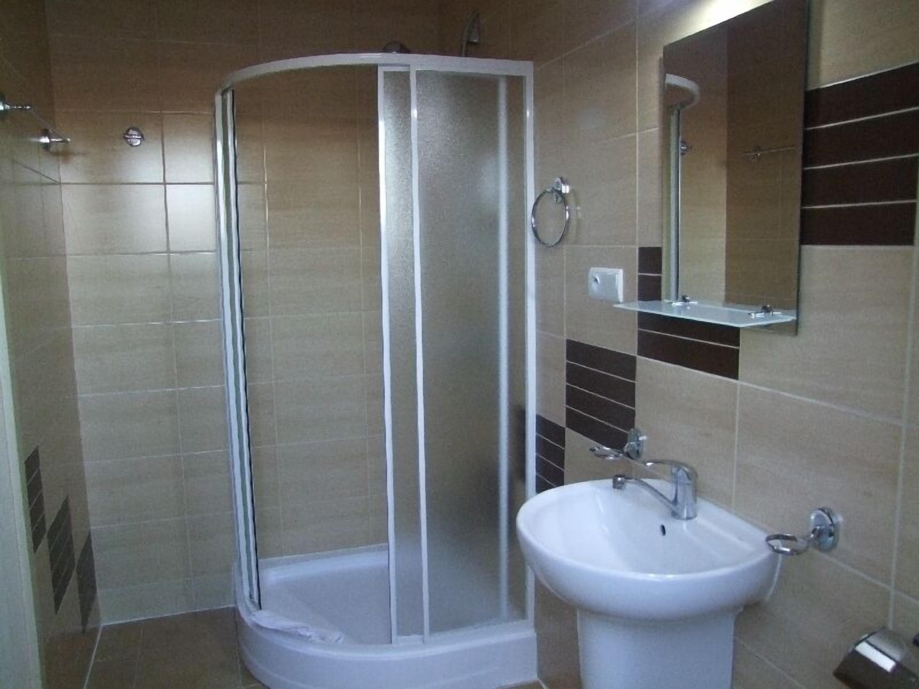 Máy sấy tóc, khăn tắm, xà phòng, giấy vệ sinh 