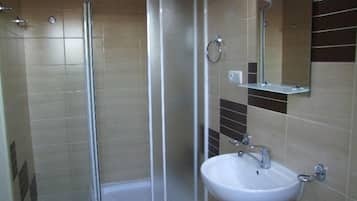 Máy sấy tóc, khăn tắm, xà phòng, giấy vệ sinh