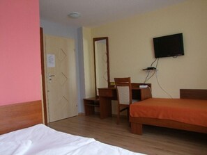 Desk, blackout drapes, free WiFi - Pokoje Gościnne Warneńczyka 85A (Rzeszów)