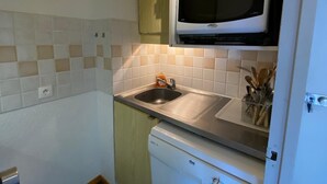 A compact kitchen with a microwave, sink, and a small refrigerator. - Studio with balcony in Plagne Village (Plagne Village)