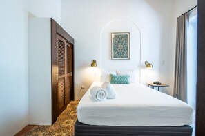 Estudio | Ropa de cama hipoalergénica y caja de seguridad en la habitación