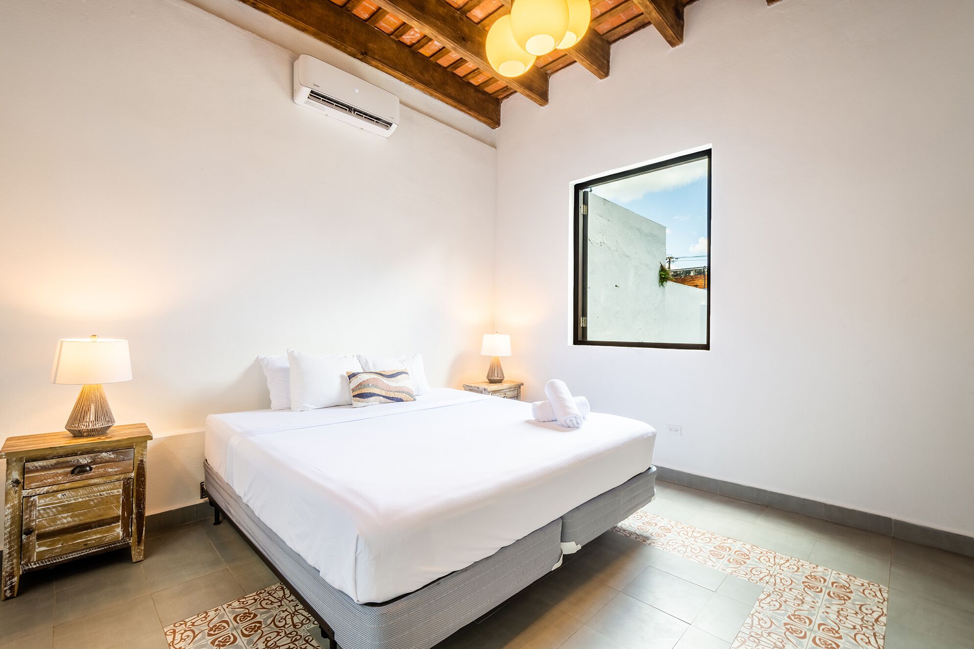 Hypo-allergenic bedding, in-room safe, blackout drapes, free WiFi