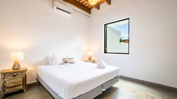 Hypo-allergenic bedding, in-room safe, blackout curtains, free WiFi