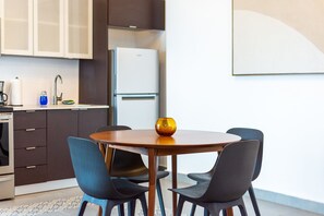 Huoneisto, 2 makuuhuonetta, parveke, kaupunkinäköala | Ruokasali