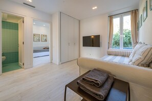 3 habitaciones, tabla de planchar con plancha y ropa de cama 