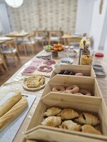 Se ofrece un desayuno los fines de semana (10 EUR por persona)