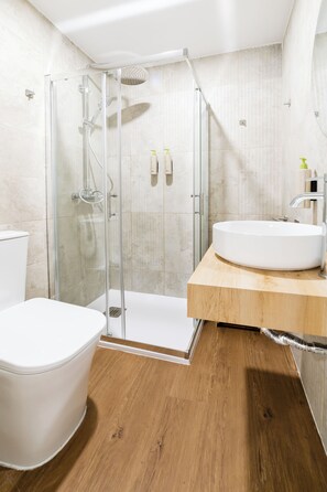Family Room | Bathroom | Shower, hair dryer, towels, soap - Hotel Casa Jazmin by Blossom Hotels (Granada)